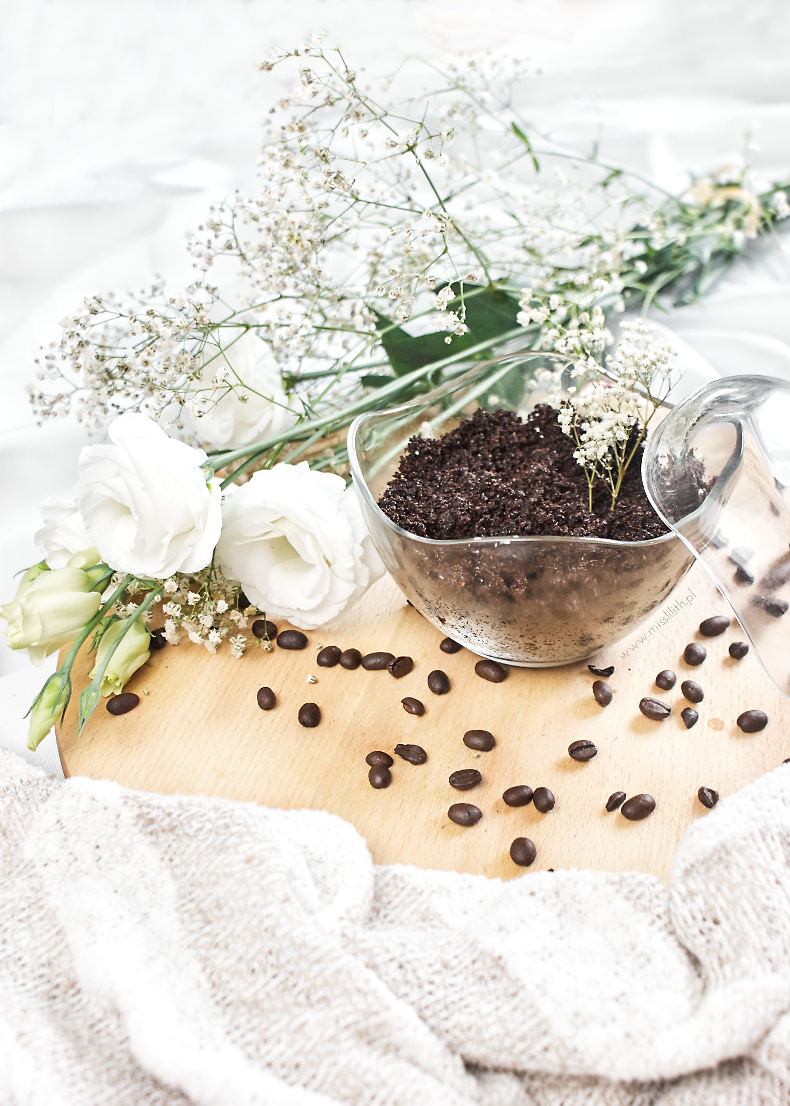 Prosty i szybki przepis na aromatyczny, waniliowy peeling kawowy | Miss Lilith 