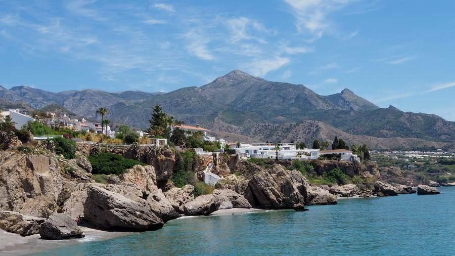 Nerja - Balkony Europy, plaże, jaskinie i inne atrakcje. Idealne miejsce na letni wypoczynek w słońcu i pięknej, turkusowej wodzie.