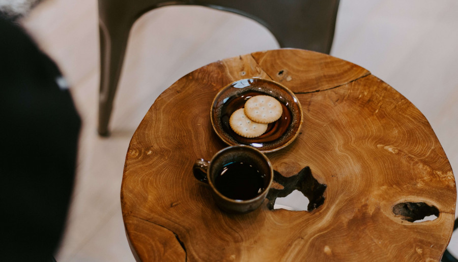 Jak zrobić samodzielnie stolik kawowy z plastrów drewna?