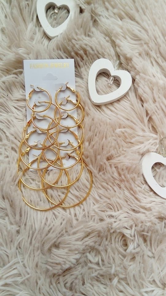 Kolczyki w złotym kolorze z aliexpress.