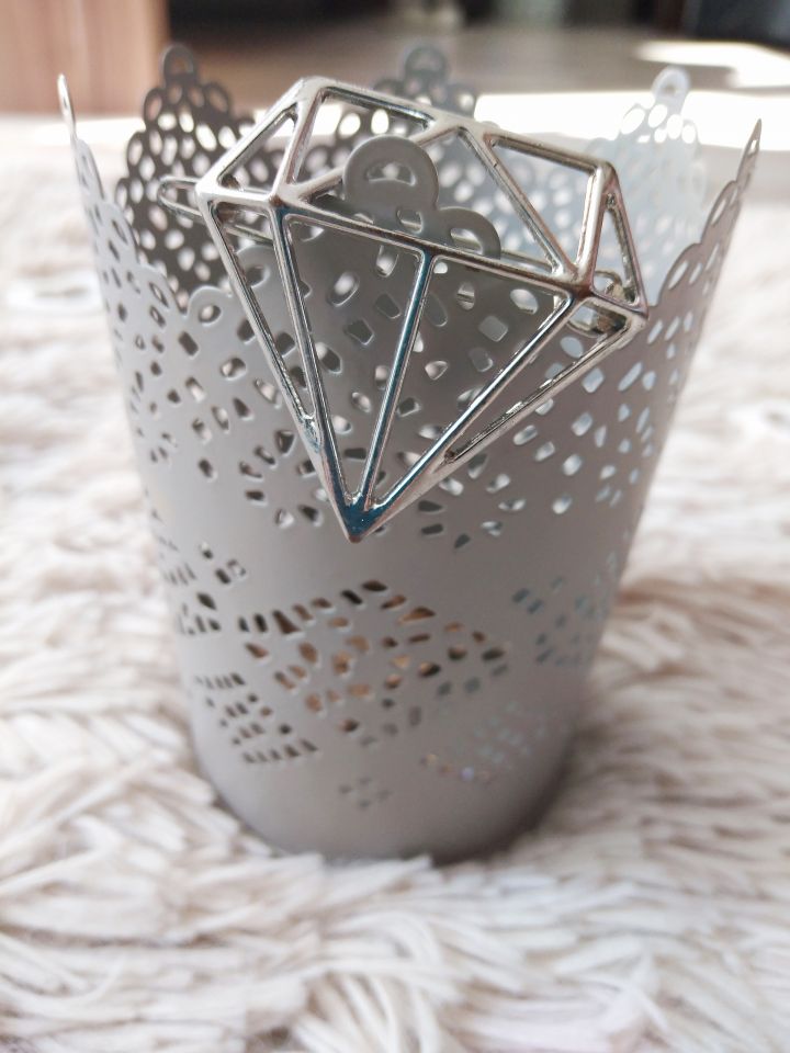 Spinka w kształcie kryształka.