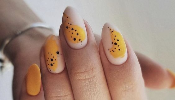 Inspiracje żółtych stylizacji paznokci