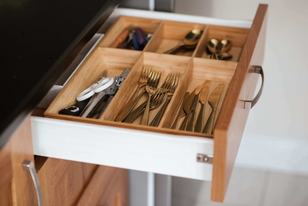 Jak utrzymać porządek w kuchennej szufladzie?