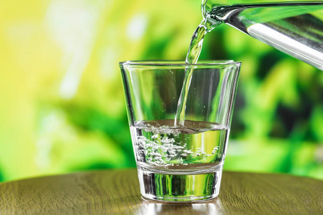 Dlaczego nie warto kupować wody butelkowanej? Test dzbanka Aquaphor! | Diety i ich sekrety
