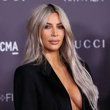 KIM KARDASHIAN W KOSTNICY, ROBI MAKIJAŻ ZMARŁEJ KOBIECIE