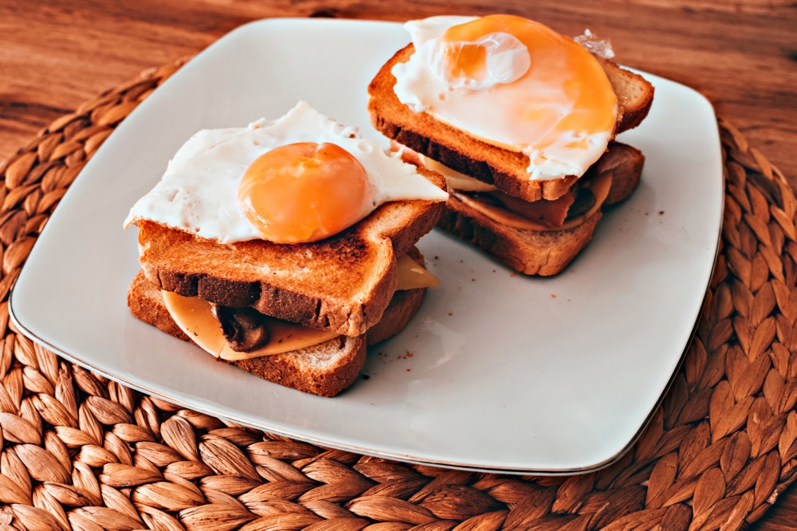 Chrupiący tost na śniadanie z pieczarkami i jajkiem sadzonym  - Związek na patelni