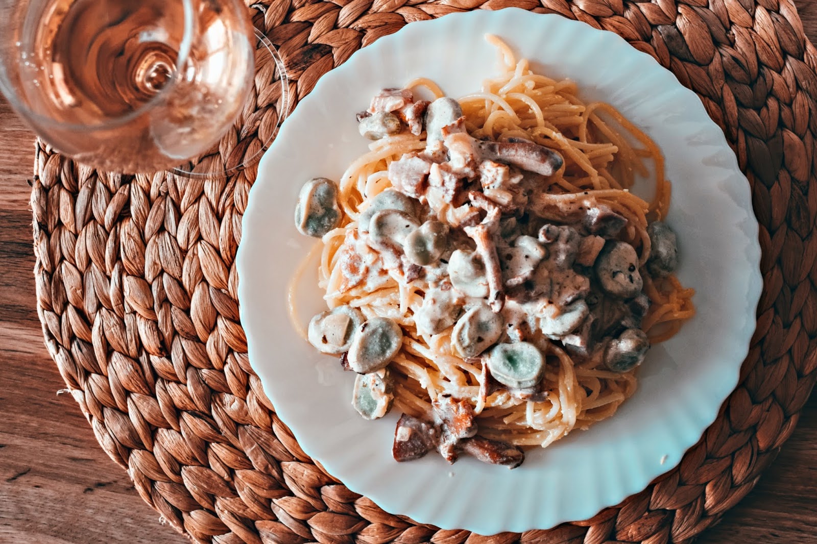 Spaghetti a'la carbonara z dodatkiem bobu i kurek  - Związek na patelni