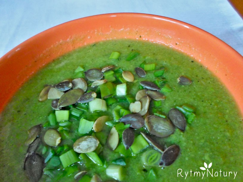 Zupa jarzynowa kremowa z zielonych warzyw gotowana, pestkami dyni muskana - Rytmy Natury
