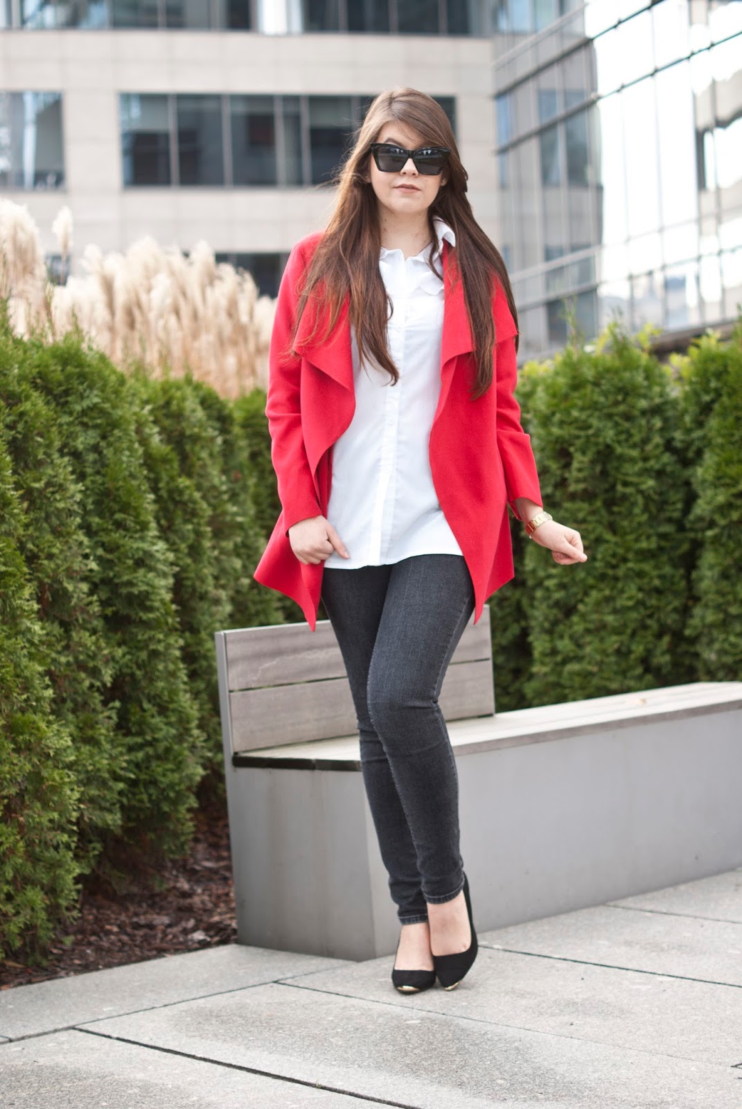 Czerwony płaszcz biała koszula / Red coat white shirt - Feather - Mój sposób na modę 