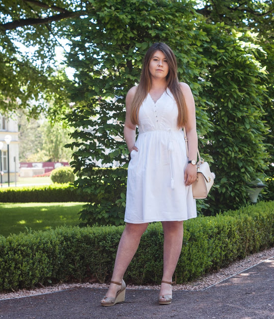 Biała sukienka z haftami na lato