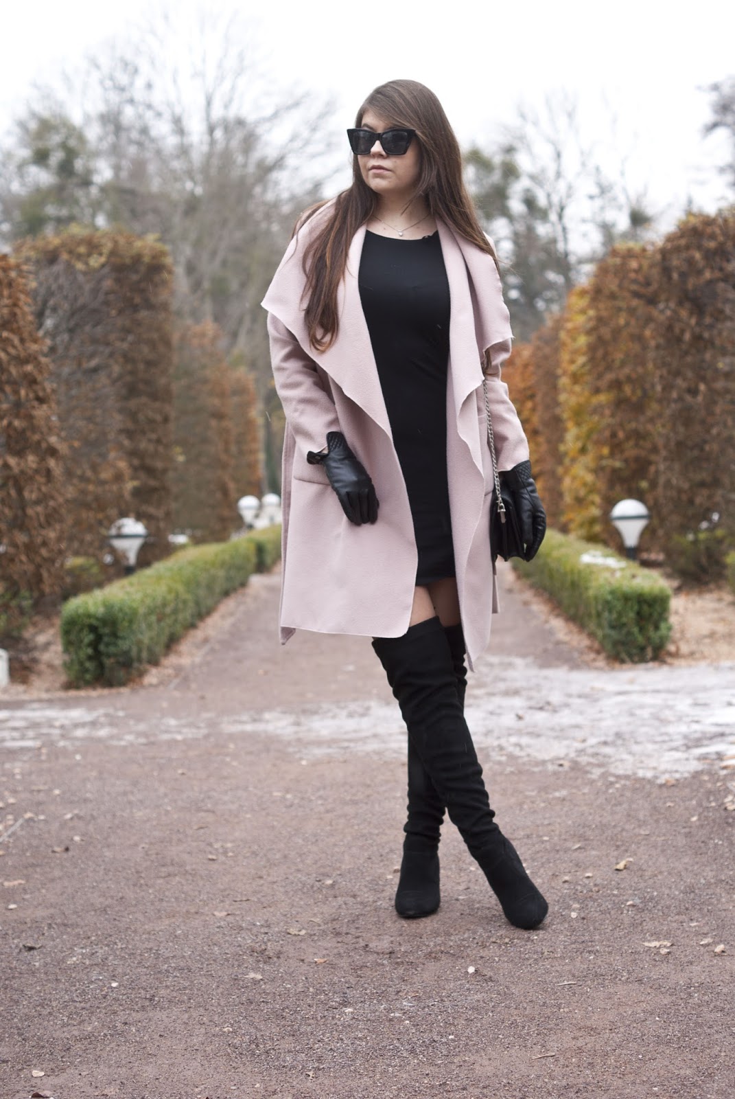 Czarna Sukienka i Płaszcz Różowy /Black Dress & Pink Coat  - Feather - Mój Sposób Na Modę 