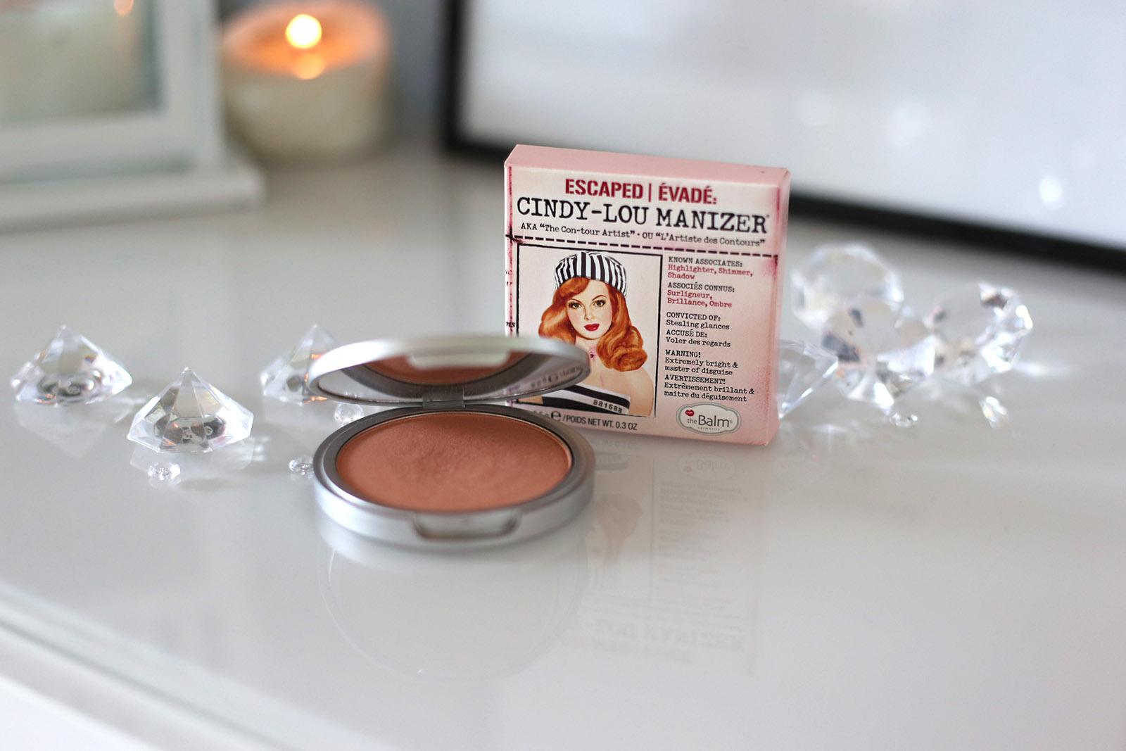 Rozświetlacz do twarzy TheBalm Cindy - Lou Manizer