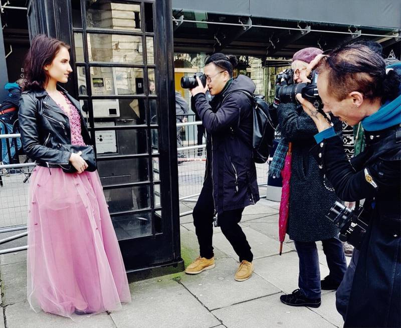 Reporterka CNN zachwyciła na London Fashion Week w sukni polskiej projektantki