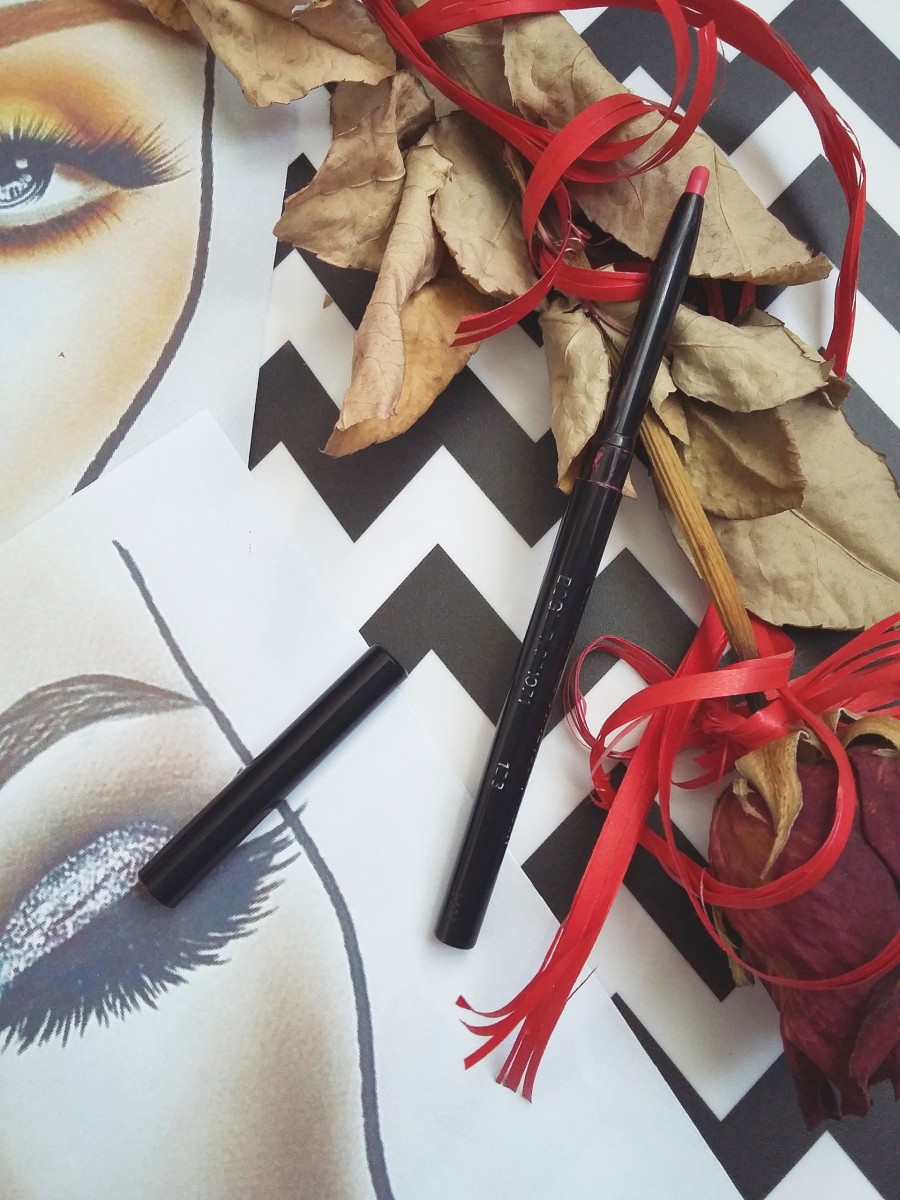 Różowa konturówka do ust