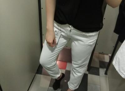 Białe spodnie za 30 złotych