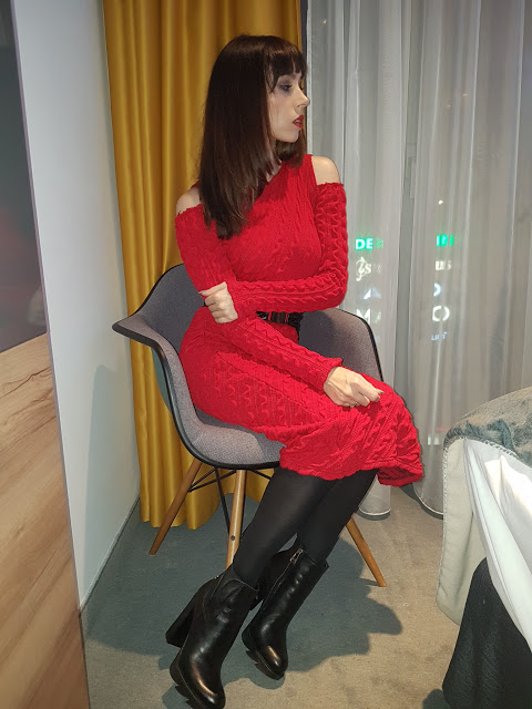 SI-MI, cold shoulder wełniania, czerwona sukienka i lateksowy gorset.        |         