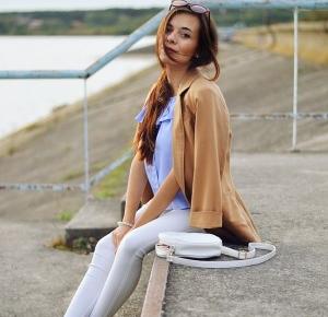 stylizacja z białymi spodniami