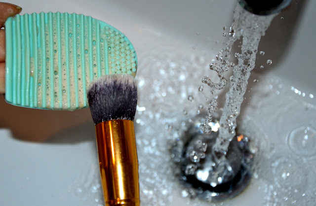 Produkty ze strony Bprn Pretty Store - brushegg czyli silikonowe jajeczko z wypustkami  do czyszczenia pędzli   zestaw pędzli do makijażu    kod rabatowy dla czytelniczek 