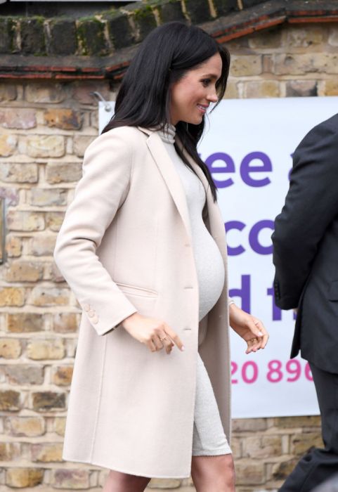 Meghan Markle w sukience z H&amp;M. Koszuje 79,90zł