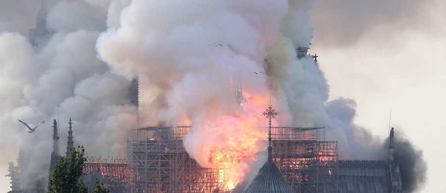 Pożar Notre Dame w Paryżu. Zawalił się dach katedry [NA ŻYWO] - RMF24.pl
