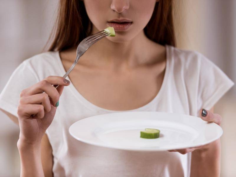 Zaburzenia odżywiania to nie tylko anoreksja i bulimia! Przyczyny i najważniejsze objawy!