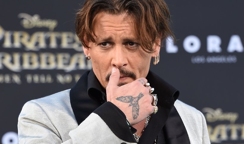 Johnny Depp, Brad Pitt, Kylie Jenner, Eva Longoria - te gwiazdy zrobiły tatuaże z miłości i musiały je usunąć...