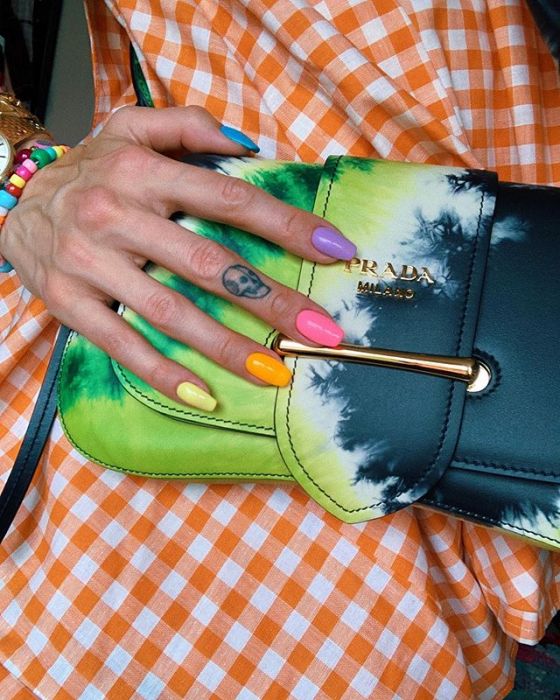 Modne paznokcie 2019: Skittles Nails – łatwy w wykonaniu manicure na jesień - Glamour.pl