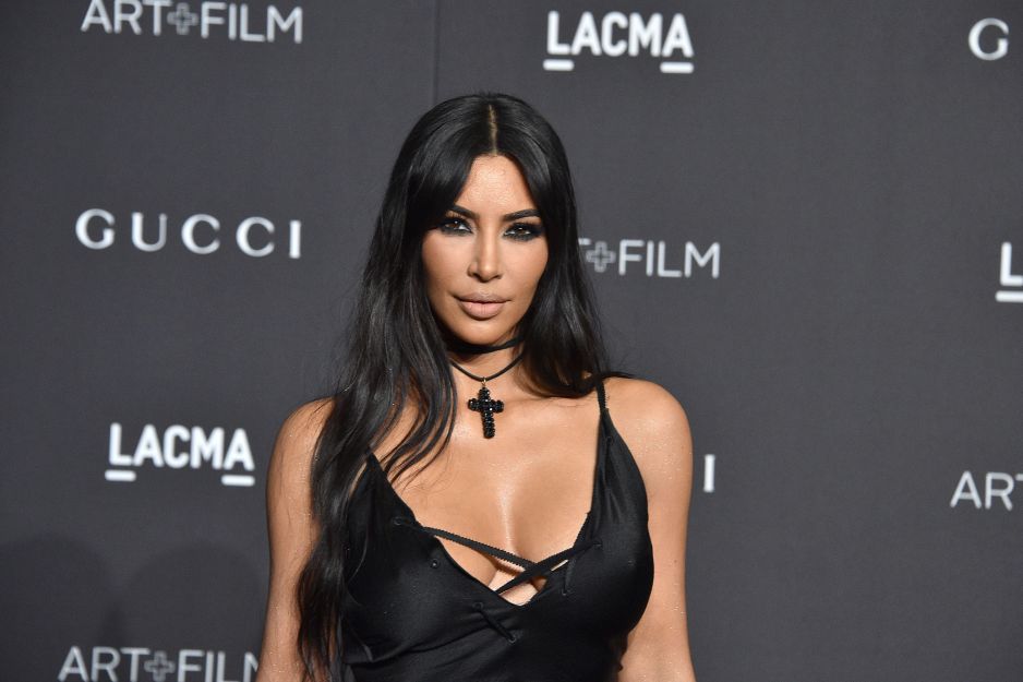 Kim Kardashian stworzyła markę odzieżową, która promuje różnorodność wśród kobiet! Rzeczy od Kimono Solutionwear potrzebuje każda z nas - Glamour.pl