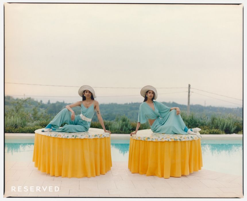 Filmowy świat Wesa Andersona w najnowszej kampanii Reserved „Twin Room”. Kolekcja nawiązuje do lat 70. - Glamour.pl