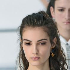 5 sposobów na wypadanie włosów. Odpowiednie kosmetyki, domowe i skuteczne metody na wzmocnienie włosów - ELLE.pl