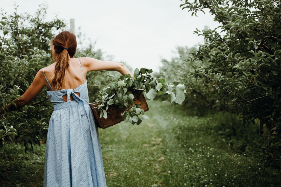 Co nosić latem? Tkaniny, które najlepiej sprawdzą się w ciepłe dni – są lekkie, wygodne i pomogą przetrwać największe upały! - Glamour.pl