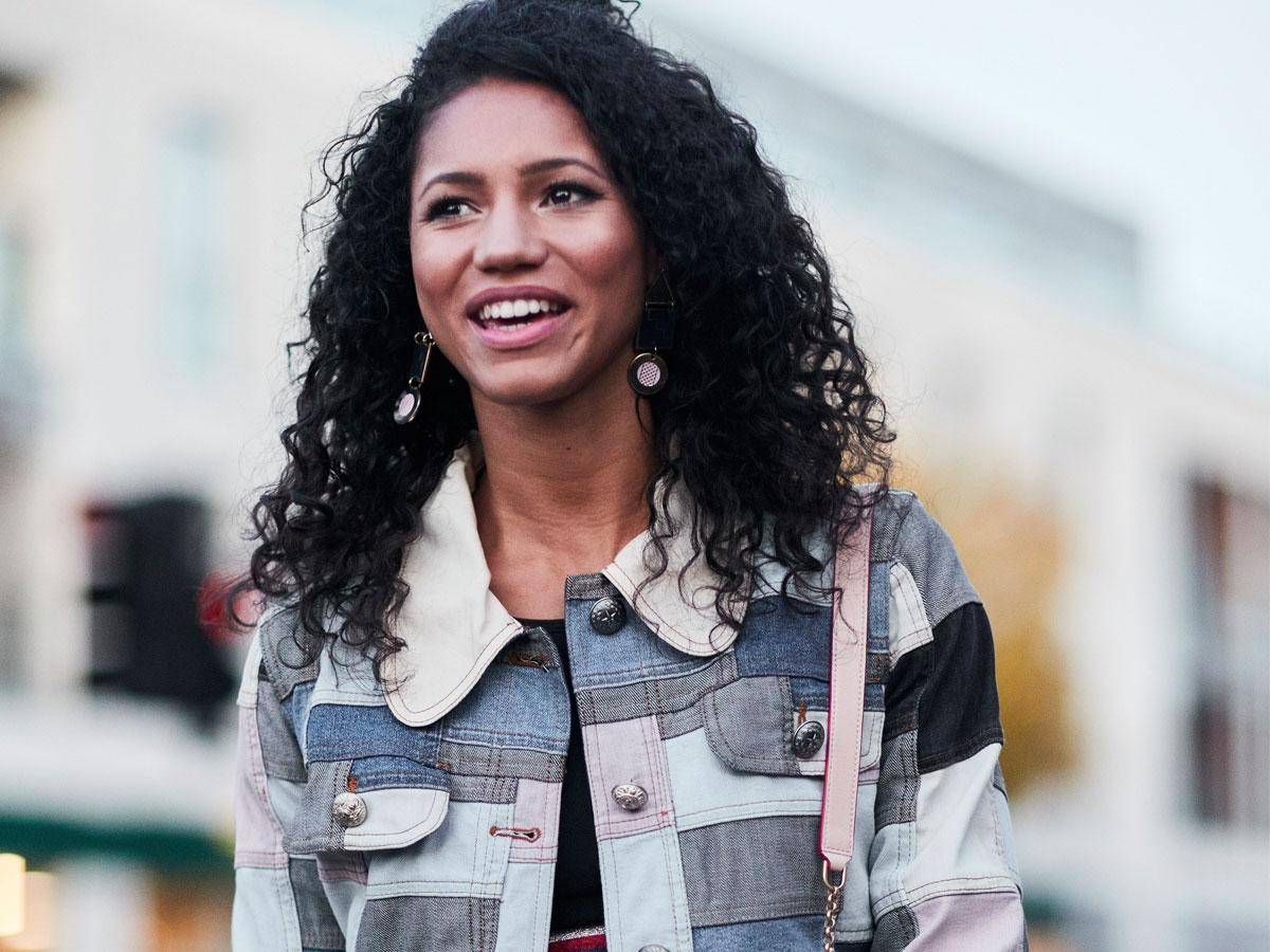 Piękne, kręcone włosy - sprawdź, jakich użyć kosmetyków do stylizacji  - Fryzury - Polki.pl