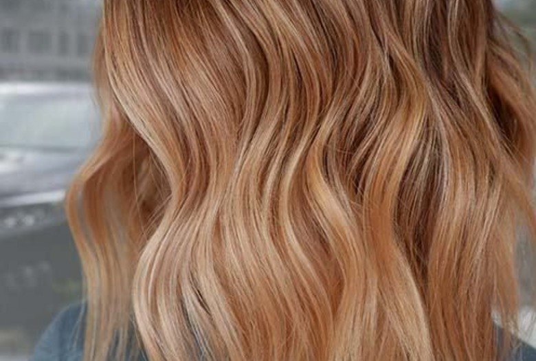 Hit na wiosnę! Truskawkowe pasemka na włosach - Wizaz.pl