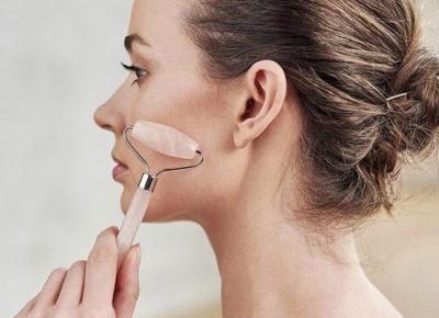 Od teraz roller do masażu twarzy z różowego kwarcu kupicie w Rossmannie w bardzo korzystnej cenie! - Glamour.pl