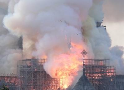 Pożar Notre Dame w Paryżu. Zawalił się dach katedry [NA ŻYWO] - RMF24.pl