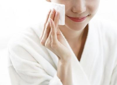 Chusteczki do demakijażu – czy są bezpieczne i czy warto oczyszczać nimi twarz? Oto wszystko, co musicie wiedzieć - Glamour.pl