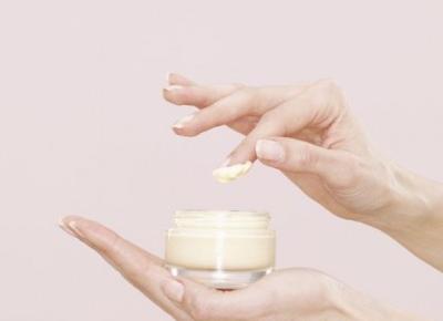 To wielofunkcyjne serum jest hitem wśród internautek. Kosztuje niecałe 40 zł! - Glamour.pl