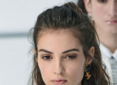 5 sposobów na wypadanie włosów. Odpowiednie kosmetyki, domowe i skuteczne metody na wzmocnienie włosów - ELLE.pl