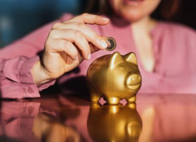 Jak oszczędzać pieniądze w czasie kryzysu finansowego? Oto kilka sprawdzonych rad od Dominiki Nawrockiej, autorki „Kobieta i pieniądze