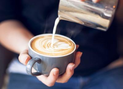 Jak zrobić Latte Art w domu? Czyli wzorki na kawie jak w najlepszej kawiarni - Glamour.pl