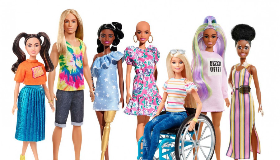 Nowe Barbie będą łyse, z bielactwem, na wózku inwalidzkim. Mattel promuje różnorodność