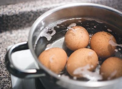 Do czego wykorzystać wodę po ugotowaniu jajek? Zaskakujące zastosowanie