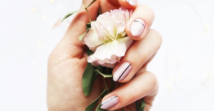 Minimalistyczne paznokcie | pudrowy róż z czarnym - BeautypediaPatt | blog urodowy