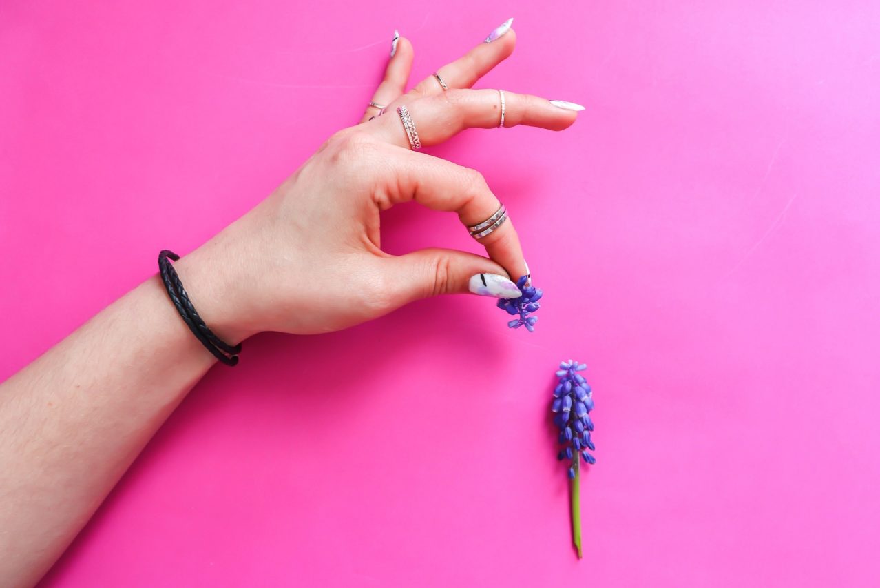 Białe wiosenne paznokcie w abstrakcyjne wzory - BeautypediaPatt | blog urodowy