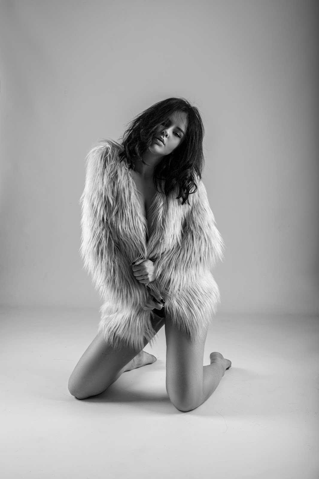 Nudity in a fur coat - Estera Matras Photography  - Darjikas