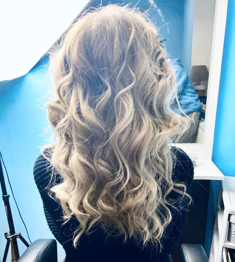 denis on Instagram: “,,Błyski fleszy ścianki ’’ #blondhair #longhair #curlyhair #hairart #fashionhair #instamodel #myjob #ddobinsta #margaret #gajahornby”