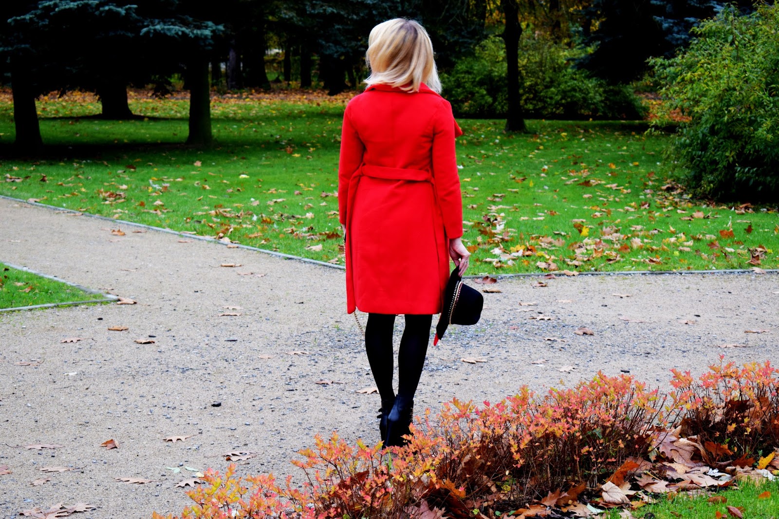 Granatowa sukienka i czerwony płaszcz 