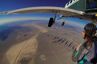 Dlaczego Las Vegas to idealne miejsce na pierwszy skok ze spadochronem? Moja relacja. - DominikaDolci.blogspot.it