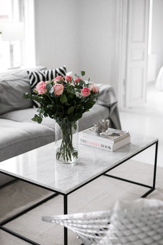 Marmurowy stolik - minimalistyczne inspiracje wnętrzarskie