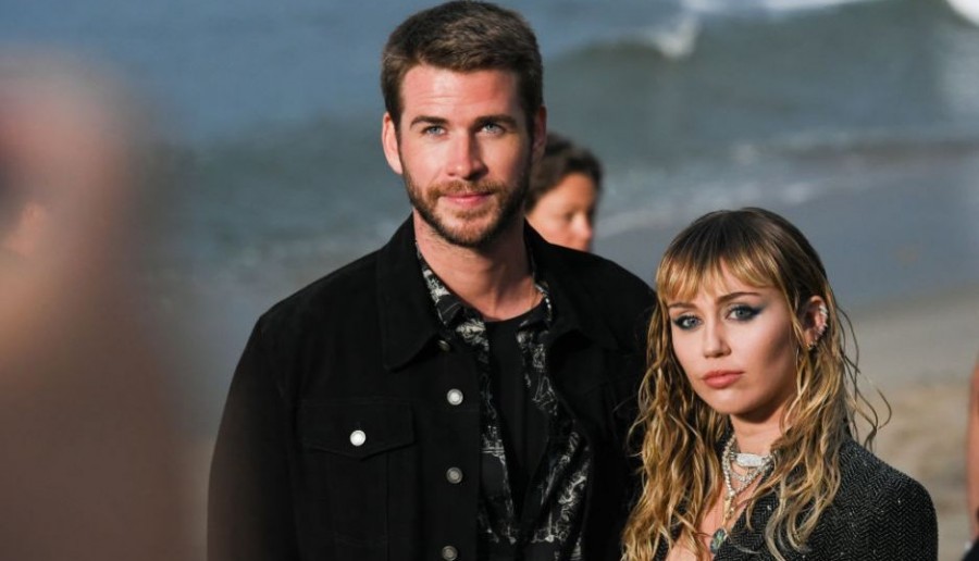 Miley Cyrus śpiewa o rozstaniu z Liamem Hemsworthem w nowej piosence „Slide Away”.